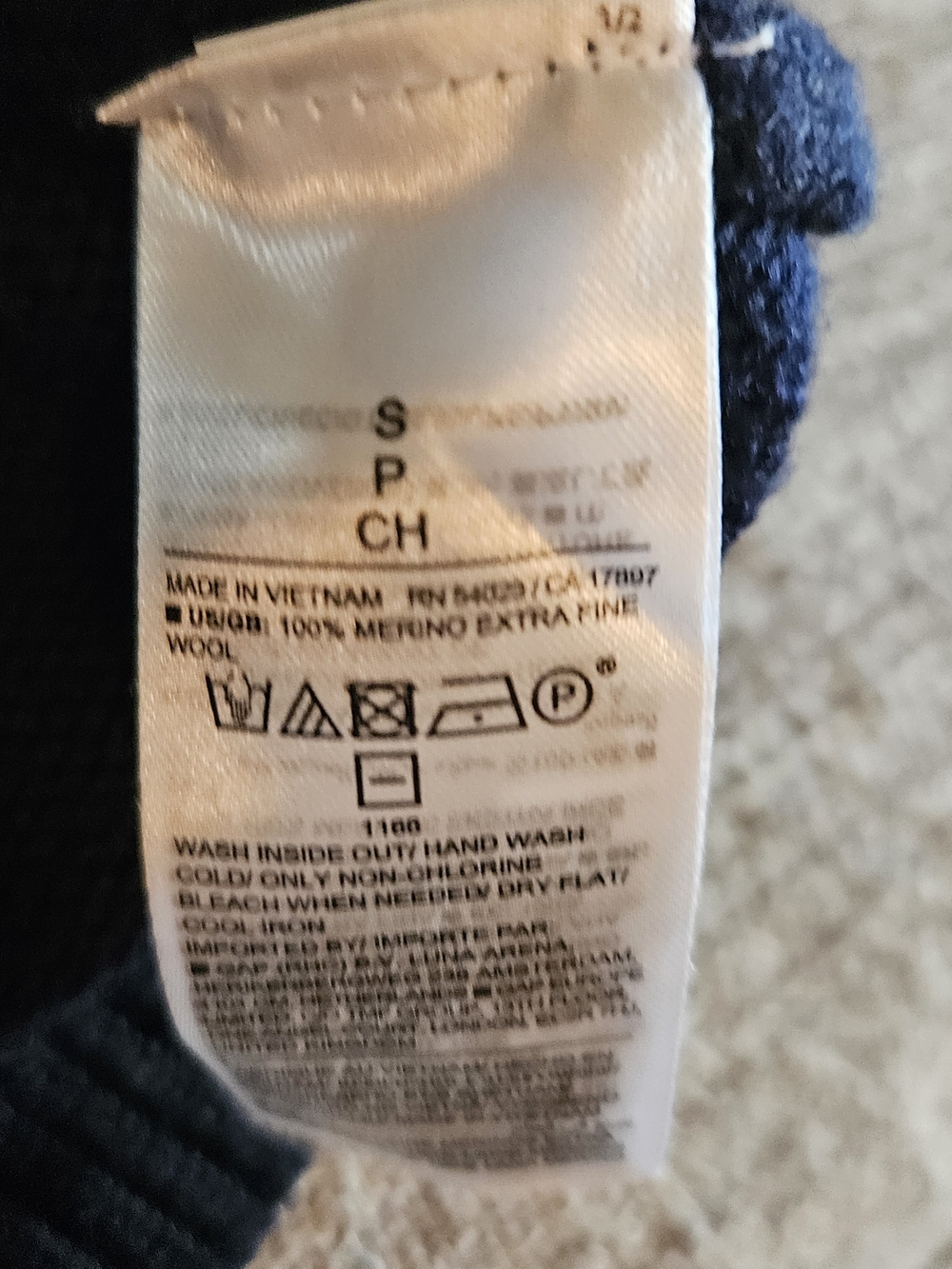 Banana Republic Classic Men’s Navy V-Neck Sweater Vest - Picture 4 of 4